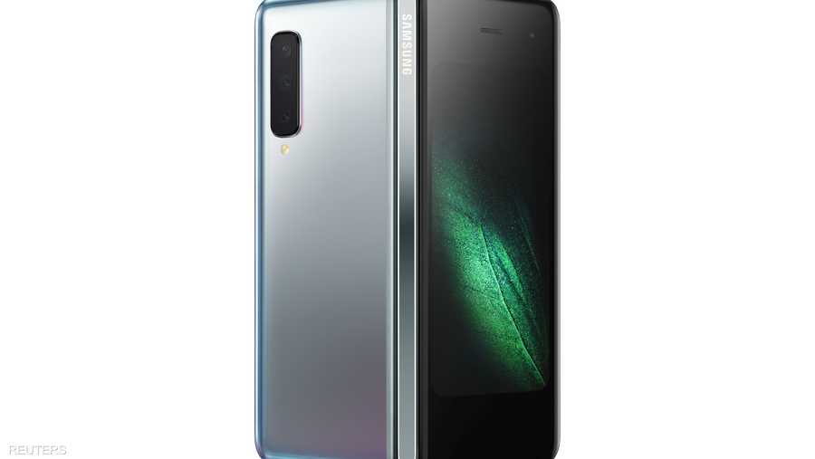 أطلقت الشركة الكورية الجنوبية هاتفها "غالاكسي فولد" المزود بشاشة عرض قابلة للطي مقاس 7.3 إنشات.