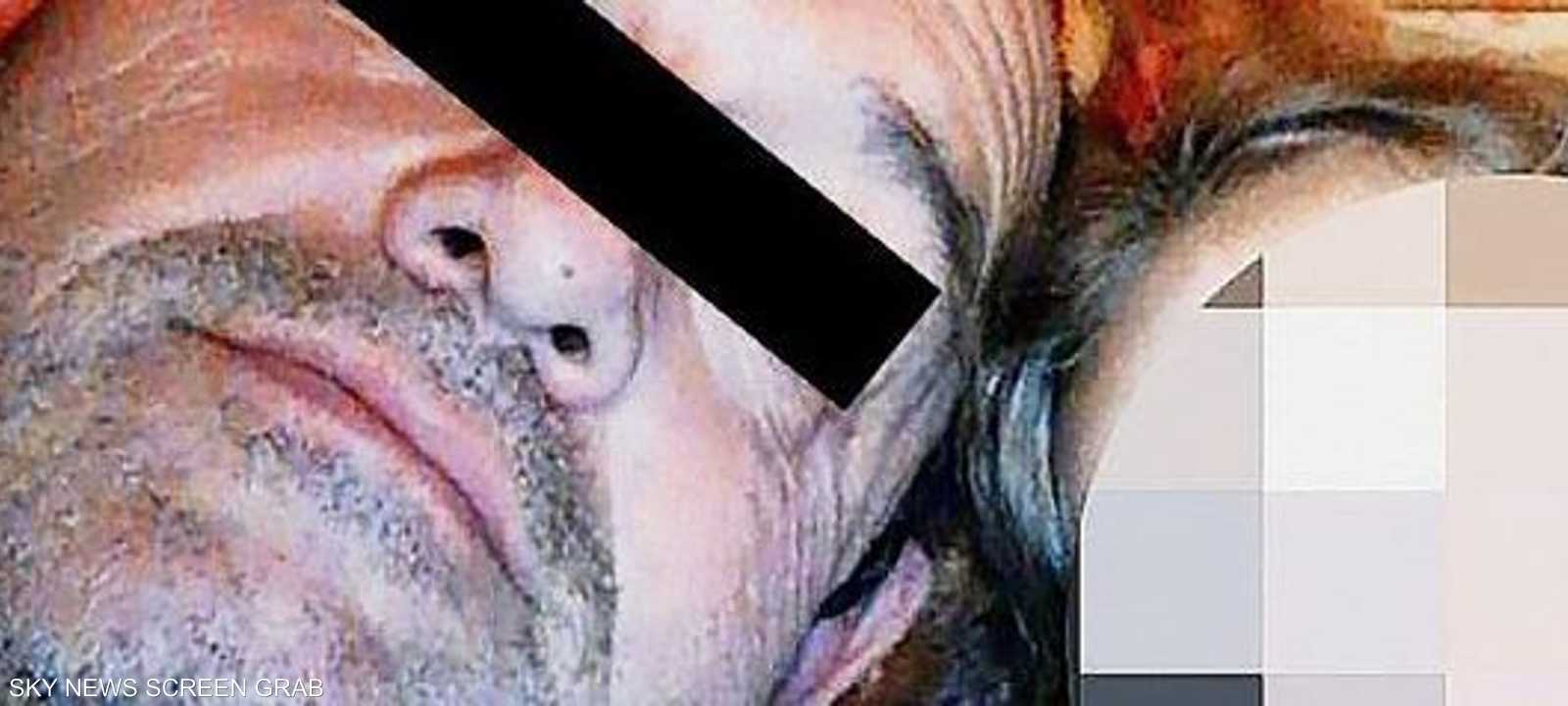 الوحش الآدمي مع أحدى ضحاياه من الأطفال