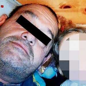 الوحش الآدمي مع أحدى ضحاياه من الأطفال