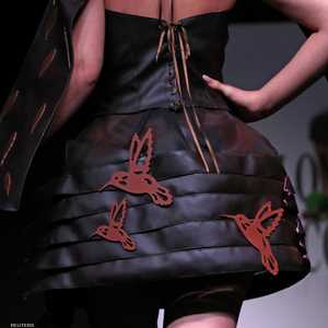 أثواب من الشوكولاتة في عرض أزياء ببلجيكا