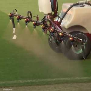 رش أرضية أولد ترافورد بالثوم