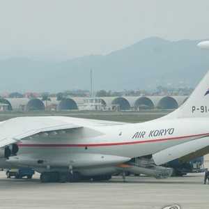 الطائرة تحمل مركبات سيتنقل بها كيم.