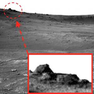 يعتقد المؤمنون بنظرية المؤامرة أن الصخور المشار إليها معبدا