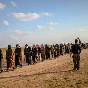 مشتبهون في الانتماء لداعش في طابور لتفتيشهم