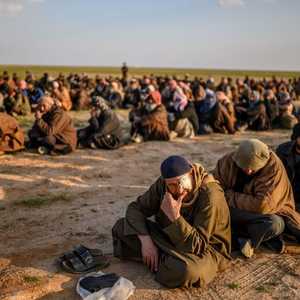 أفراد يعتقد أنهم من داعش خرجو من بلدة الباغوز قبل يومين.