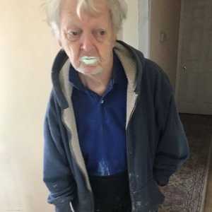 الجد التسعيني بوبي تناول ربع دلو من الصبغة