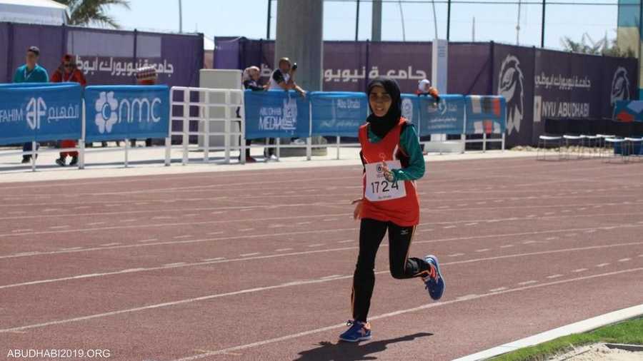 العداءة الإماراتية للمسافات الطويلة مريم الزعابي، وهي تنطلق بأقصى سرعة نحو الفوز بسباق 1500 متر في الألعاب الإقليمية للأولمبياد الخاص أبوظبي 2018