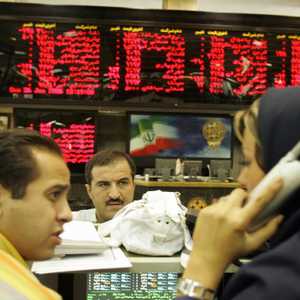 بسبب استقالة ظريف الأسهم  الإيرانية تهبط ألفي نقطة