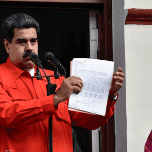 الرئيس الفنزويلي نيكولاس مادورو يرفض ترك السلطة