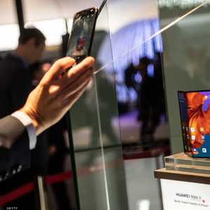هاتف هواوي القابل للطي ظل داخل صندوقا زجاجيا في معرض برشلونة