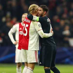 راموس وعناق بعد ارتكابه خطأ بحق دولبرج