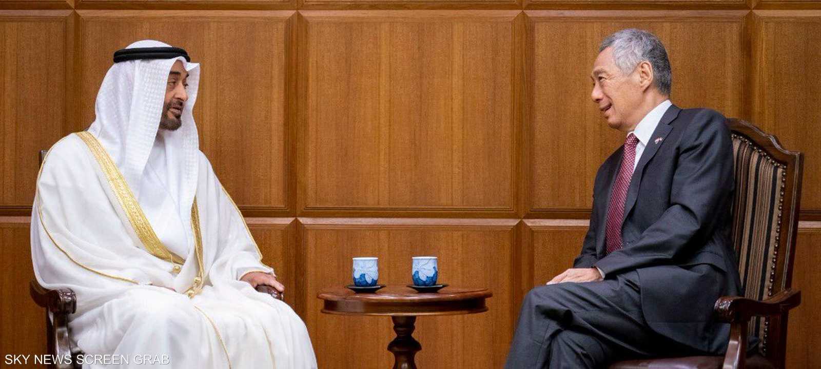 الشيخ محمد بن زايد خلال لقائه مع رئيس وزراء سنغافورة
