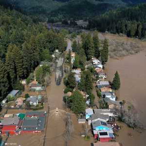 بلدة غورنفيل بعدما اجتاحتها مياه الفيضان تحولت إلى جزيرة