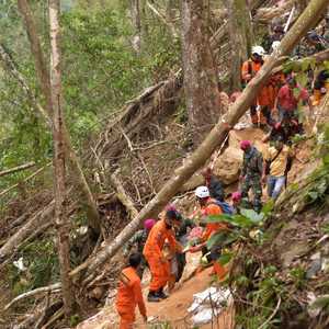 يشارك أكثر من 200 شخص من مختلف الوكالات في عملية الإنقاذ