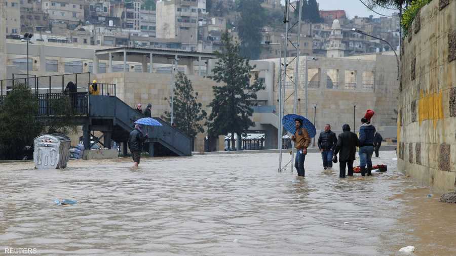 وتأثر الأردن بالمنخفض الجوي، وسجلت هطول أمطار غزيرة في الكثير من المحافظات في البلاد، بالتزامن مع انخفاض درجات الحرارة.