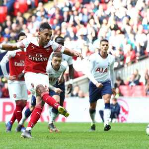 تصدى لوريس لركلة جزاء للغابوني بيار-إيمريك أوباميانغ