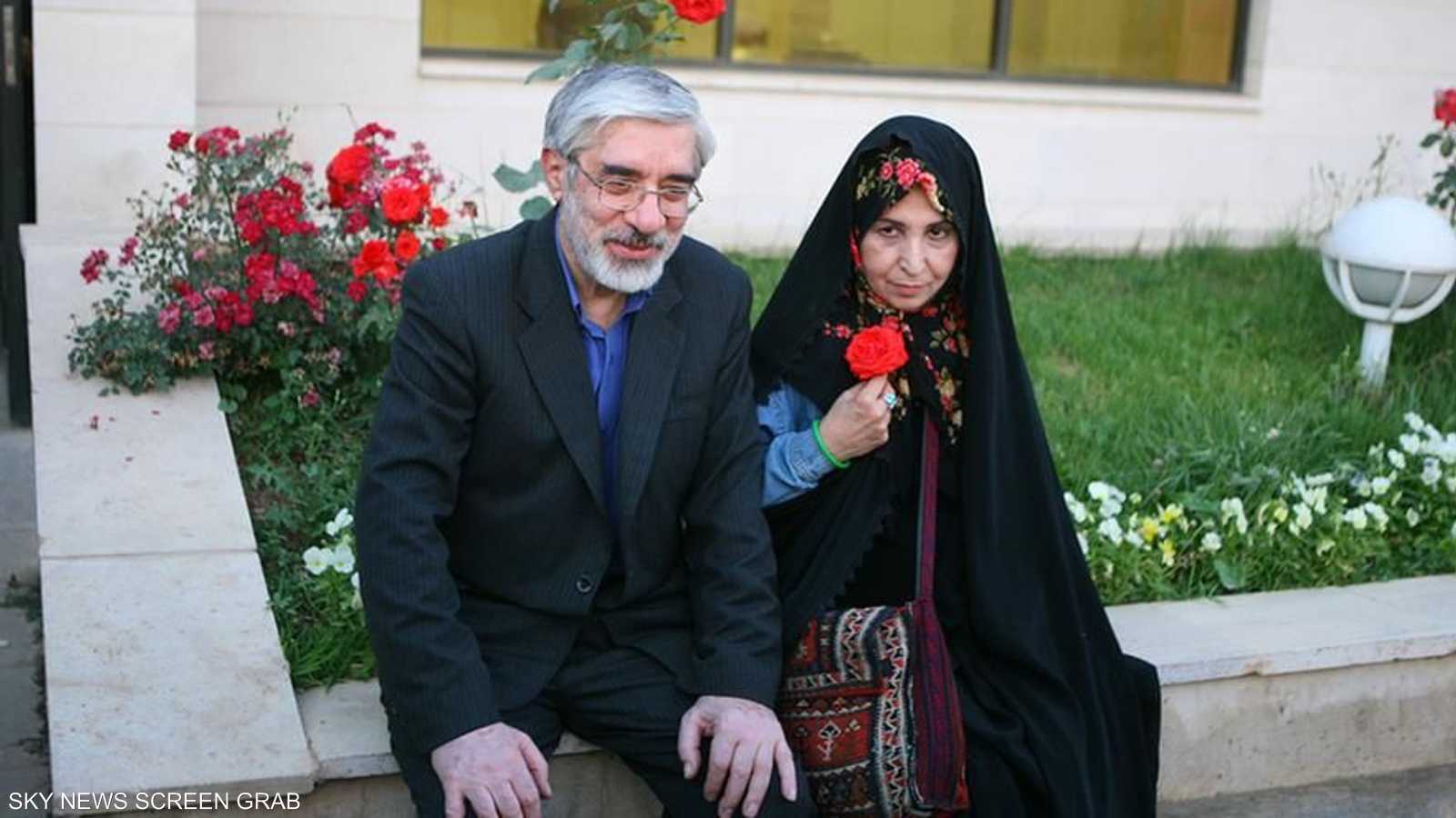 صورة أرشيفية لحسين موسوي وزوجته زهرة