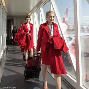 مضيفات الطيران يفرض عليهن، عادة، لباسا ومظهرا معينين