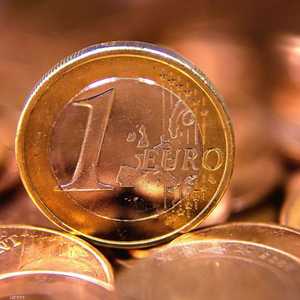 يتعرض اليورو لضغوط بفعل توقعات رفع أسعار الفائدة