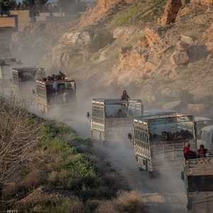 قافلة شاحنات تقل مدنيين فارين من الباغوز.
