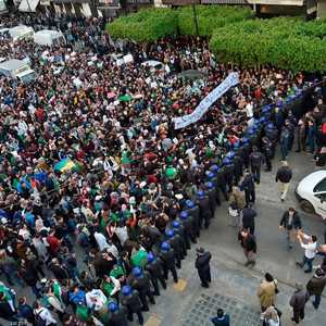 آلاف الجزائريين يخرجون للشوارع للمطالبة باستقالة بوتفليقة.