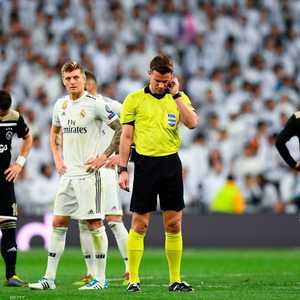 الحكم الألماني فيليكس بريش يتأكد من صحة الهدف