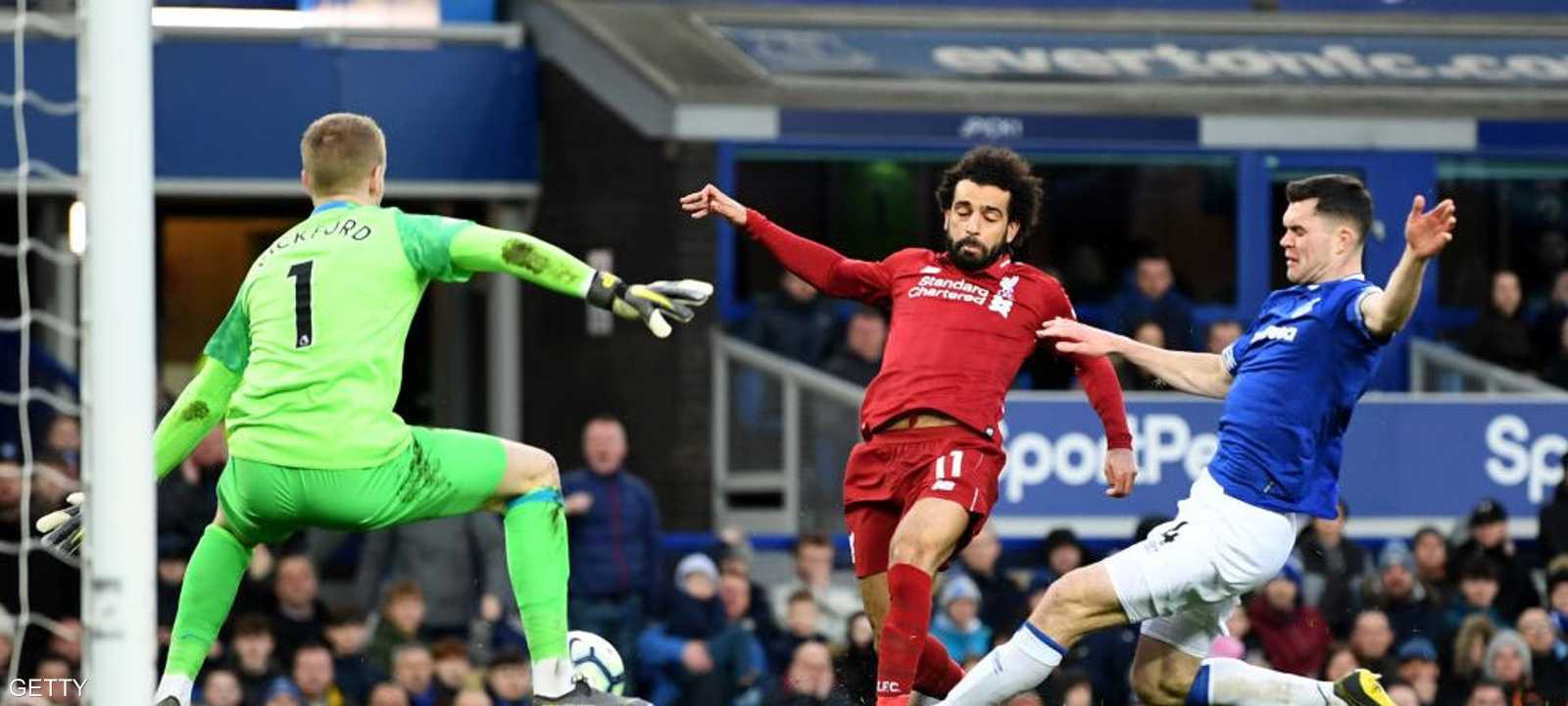 صلاح يحاول التسجيل في مرمى بالحارس بيكفورد