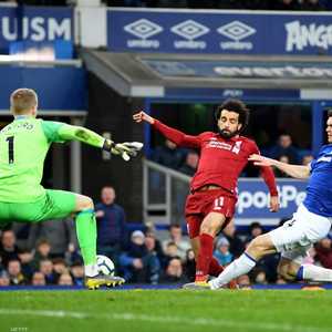 صلاح يحاول التسجيل في مرمى بالحارس بيكفورد