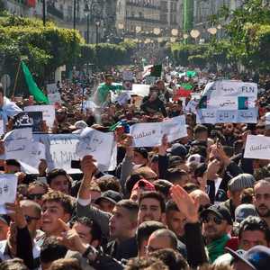 الشارع الجزائري يشهد احتجاجات غير مسبوقة منذ أسابيع