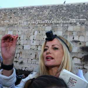امرأة يهودية تصلي عند ما يعرف بحائط المبكي في القدس
