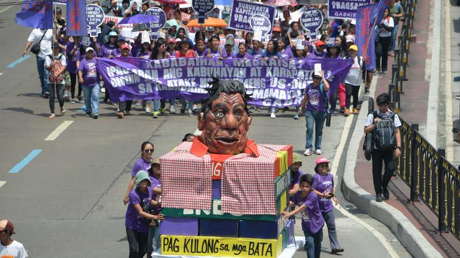 وفي الفلبين، شاركت مئات النساء في قمصان أرجوانية بمسيرة صاخبة واحتجاجات في مانيلا داعين إلى الإطاحة بالرئيس رودريغو دوتيرتي، الذي انتقدوه بسبب النكات التي غالبا ما تتسم بالتحيز الجنسي.