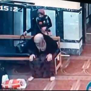 مصر.. فتاة تسرق داخل مسجد