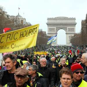 بدأت مسيرة باريس قرب قوس النصر