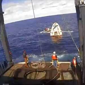 قارب خاص تمكن من انتشال الكبسولة