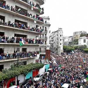 يواصل الجزائريون الاحتجاج في الشوارع