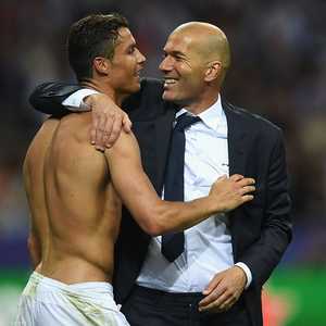 صورة أرشيفية تجمع ىين زين الدين زيدان وكريستيانو رونالدو