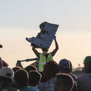 مدير الإثيوبية يعرض قطعة من الطائرة المنكوبة