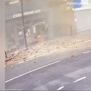 رجل ينجو بأعجوبة من انهيار حائط في لندن