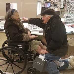 كارل يطلب يد دونا بعد زواج منذ 63 عاما