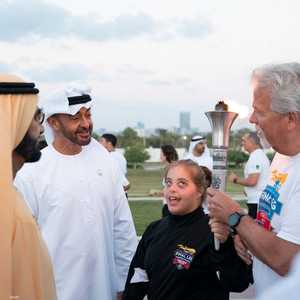 محمد بن راشد ومحمد بن زايد يستقبلان شعلة الأمل