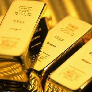 يرجع الخبراء التراجع لجني أرباح مكاسب الجمعة الماضية