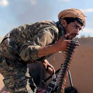 مقاتل من قوات سوريا الديمقراطية يشارك في معركة الباغوز.