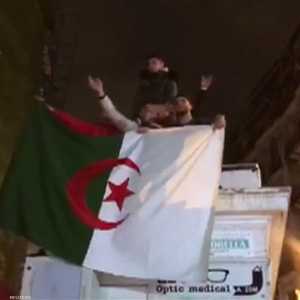 احتفالات في الجزائر بعد قرارات بوتفليقة