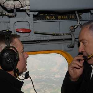 نتانياهو وغراهام خلال جولة بالمروحية فوق الجولان المحتل