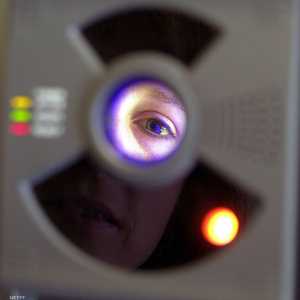 اختبار للعين يكشف مرض الزهايمر