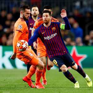 ميسي في مراوغة كروية