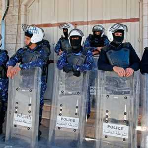 الغاضبون يطالبون بتحسين الوضع المعيشي