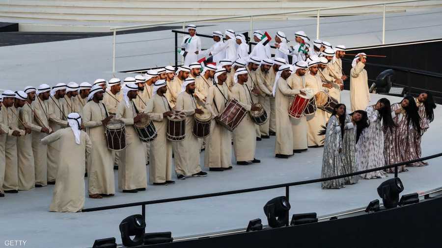 وكانت الفنون الشعبية الإماراتية حاضرة في افتتاح الأولمبياد