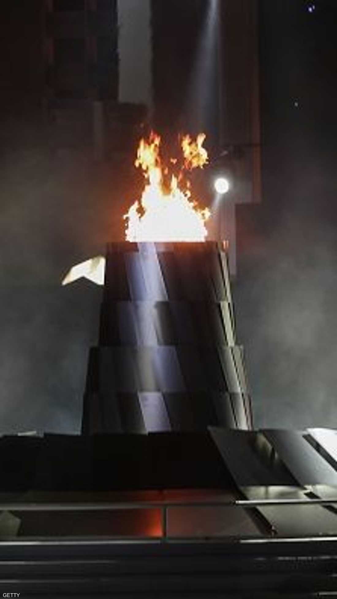 أوقد شعلة الأولمبياد عدد من الرياضيين من أصحاب الهمم