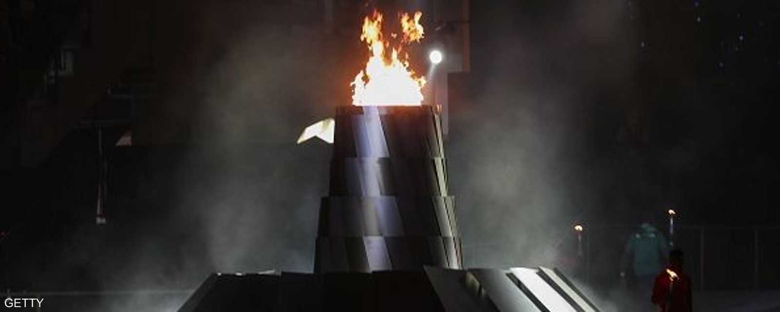 أوقد شعلة الأولمبياد عدد من الرياضيين من أصحاب الهمم
